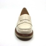 Pitillos mocassin beige lakleer 10400